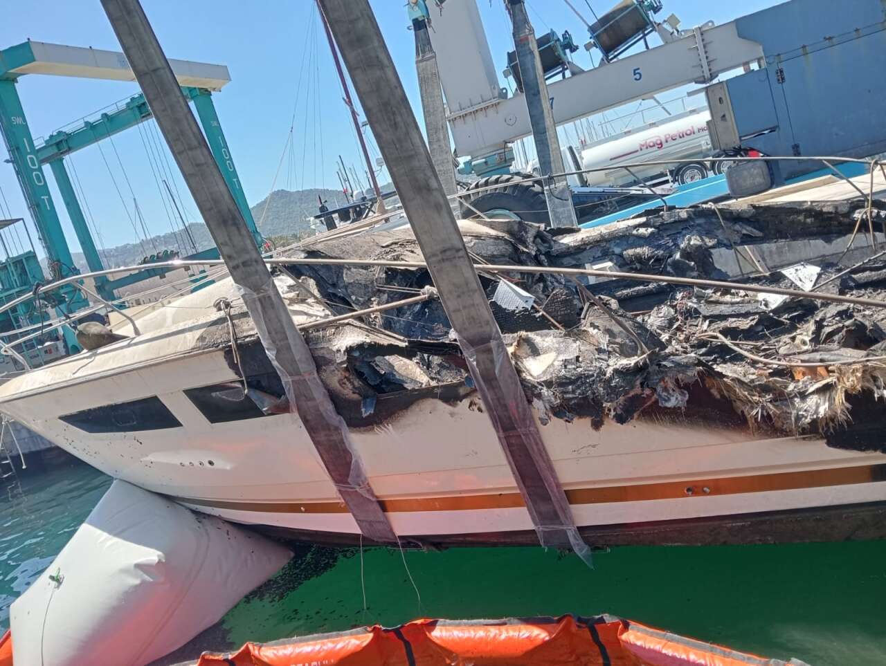 Bodrum'da Alevlere Teslim Olan Milyonluk Yatların Enkazları Kaldırılıyor 8